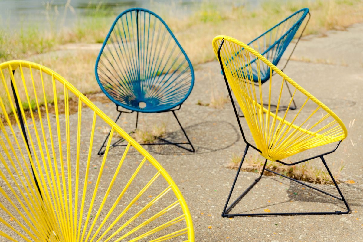 fauteuils acapulco jaune et bleu et table basse en rodin de bois, bords de Loire, agence Parade