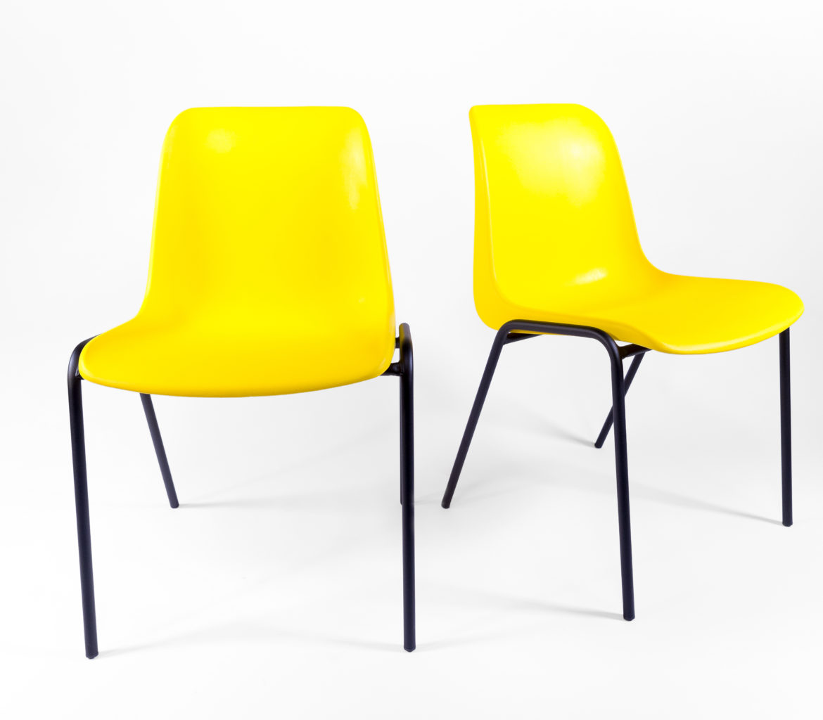 deux chaises en plastique jaunes et pieds en métal noir, design vintage, agence Parade