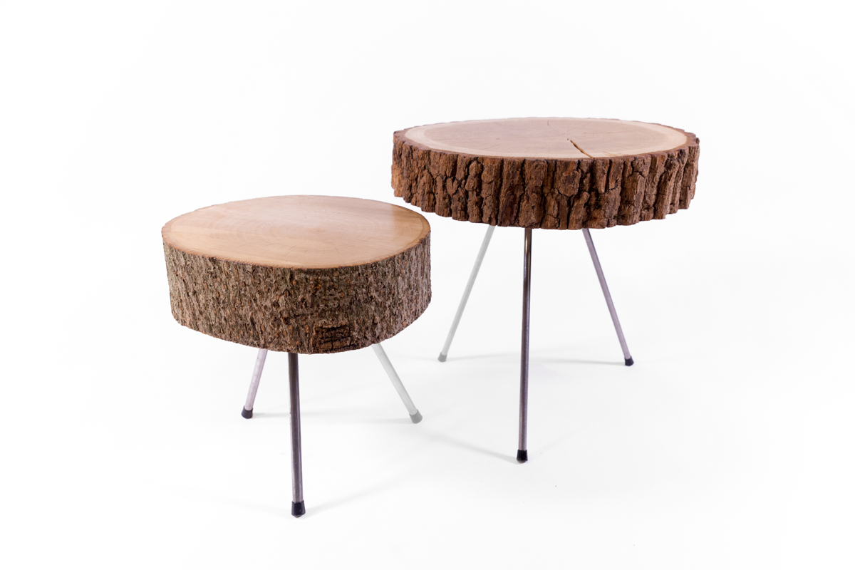 deux tables basses en rondin de bois avec des piètements en métal, création agence Parade