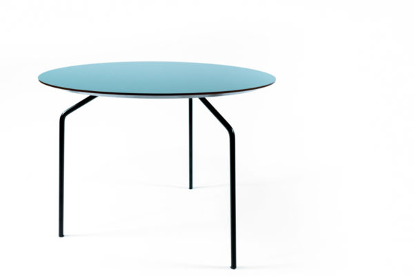 table basse en bois vert et pieds fin en métal noirs, de la marque Bo Concept, agence Parade