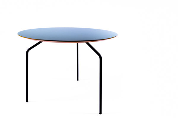 table basse avec plateau en bois bleu et pieds fins en métal de la marque Bo Concept, agence Parade