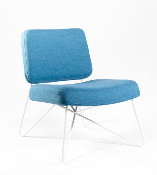 fauteuil en tissu bleu et pieds en métal blanc, design scandinave, agence Parade