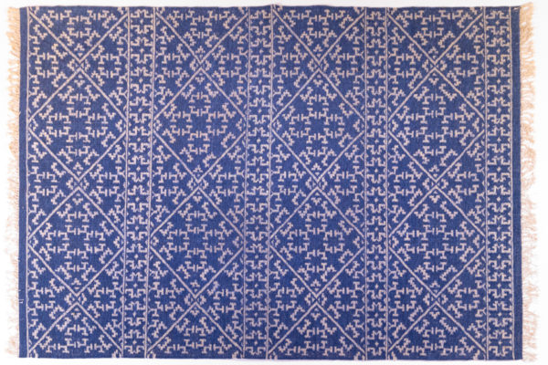 grand tapis kilim bleu et motifs beiges, agence Parade