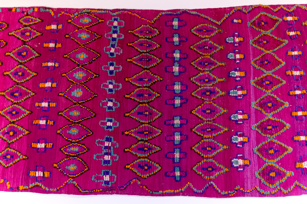 tapis berbère vintage, violet à motifs géométriques, agence Parade