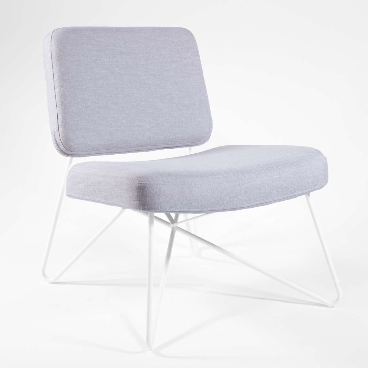fauteuil en tissu gris et pieds en métal blanc, design scandinave agence Parade