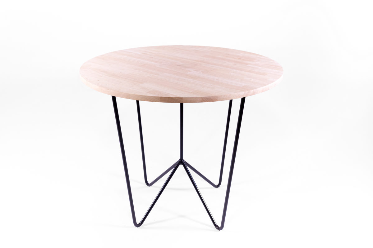 table ronde plateau de bois clair et pieds en métal noir, création agence Parade