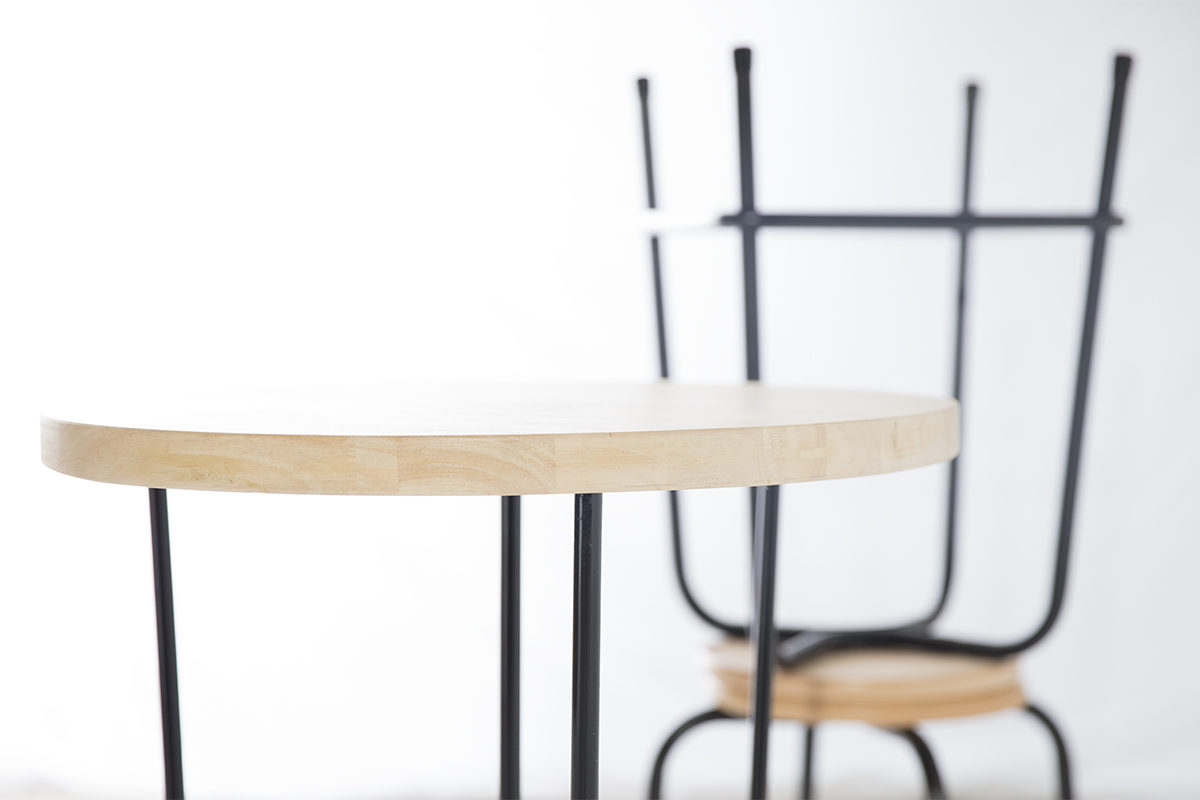 mange-debout plateau en bois et pieds en métal noir, tabouret d'école bois et pieds en métal noir, agence parade