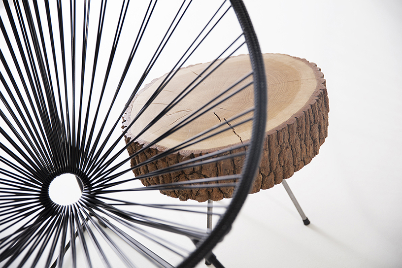 table basse en rondin de bois, pieds en métal fauteuils acapulco Noirs Boqa, agence Parade