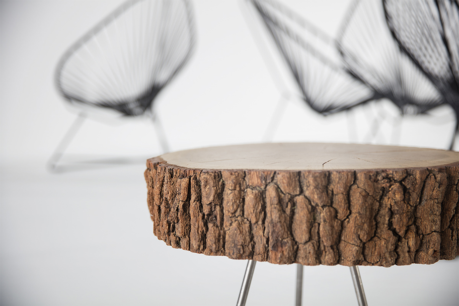 table basse en rondin de bois, pieds en métal fauteuils acapulco Noirs Boqa, agence Parade