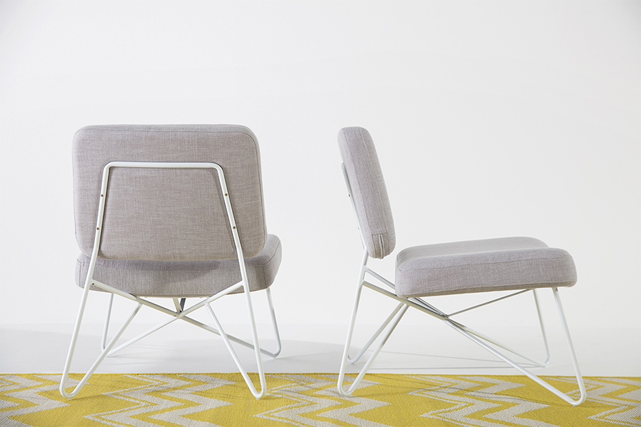 deux fauteuils gris et pieds en métal blanc et un tapis jaune, scandinave agence Parade