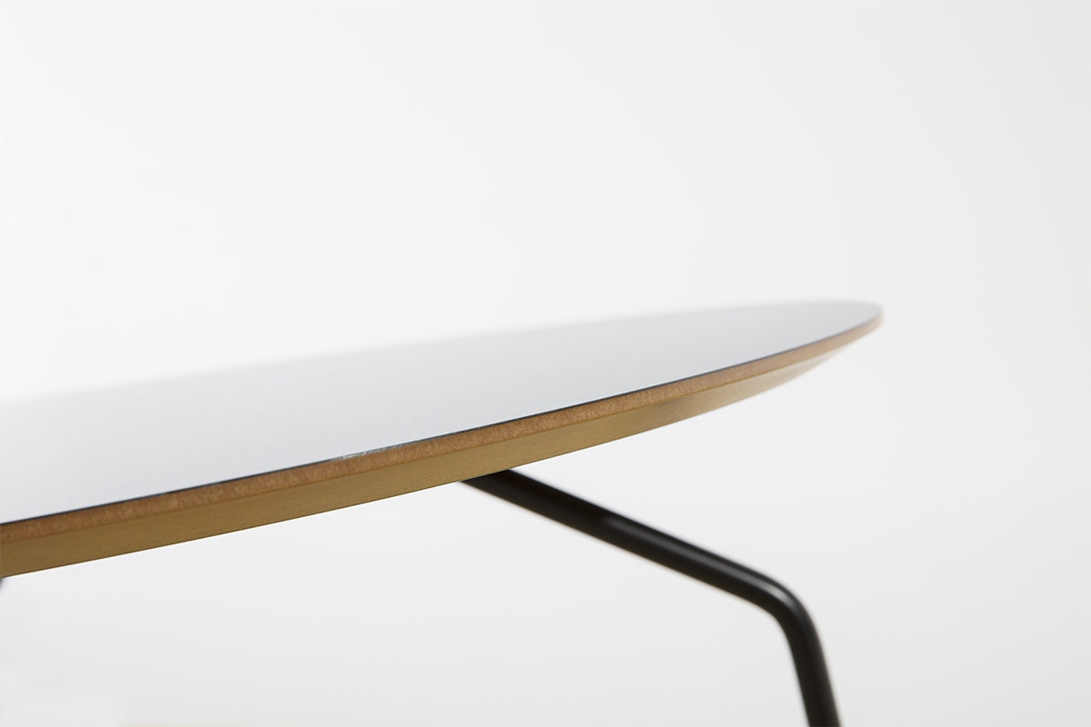table basse en bois et plateau bleu, pieds en métal noir Bo Concept, agence Parade