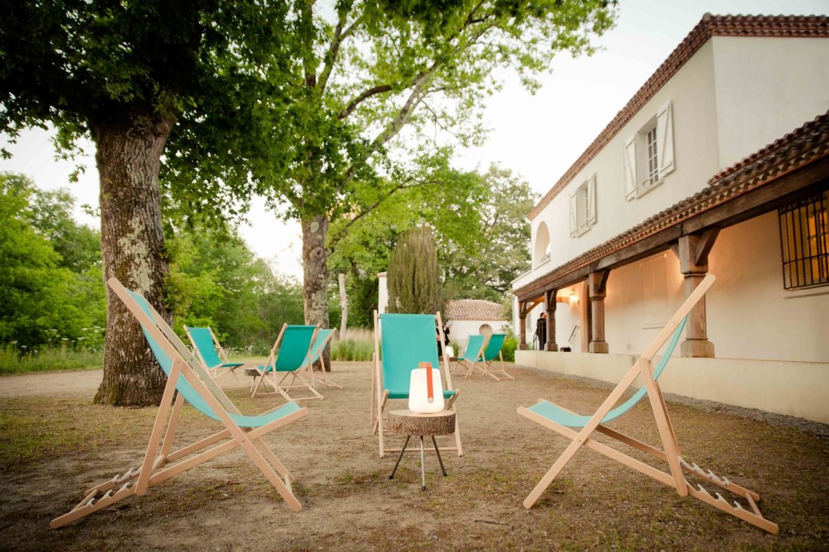 chilienne en tissu turquoise, tables basses en rodin de bois et lampe fermin, soirée LAD, agence Parade