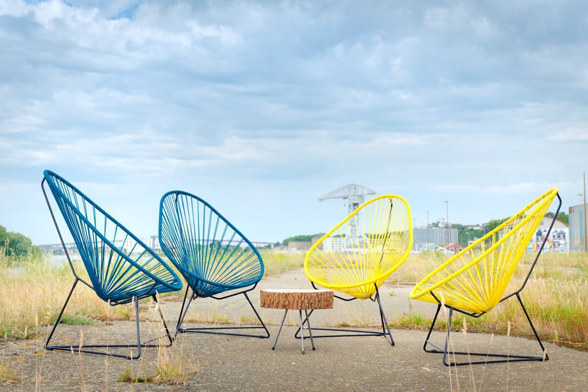 fauteuils acapulco jaune et bleu et table basse en rodin de bois, bords de Loire, agence Parade