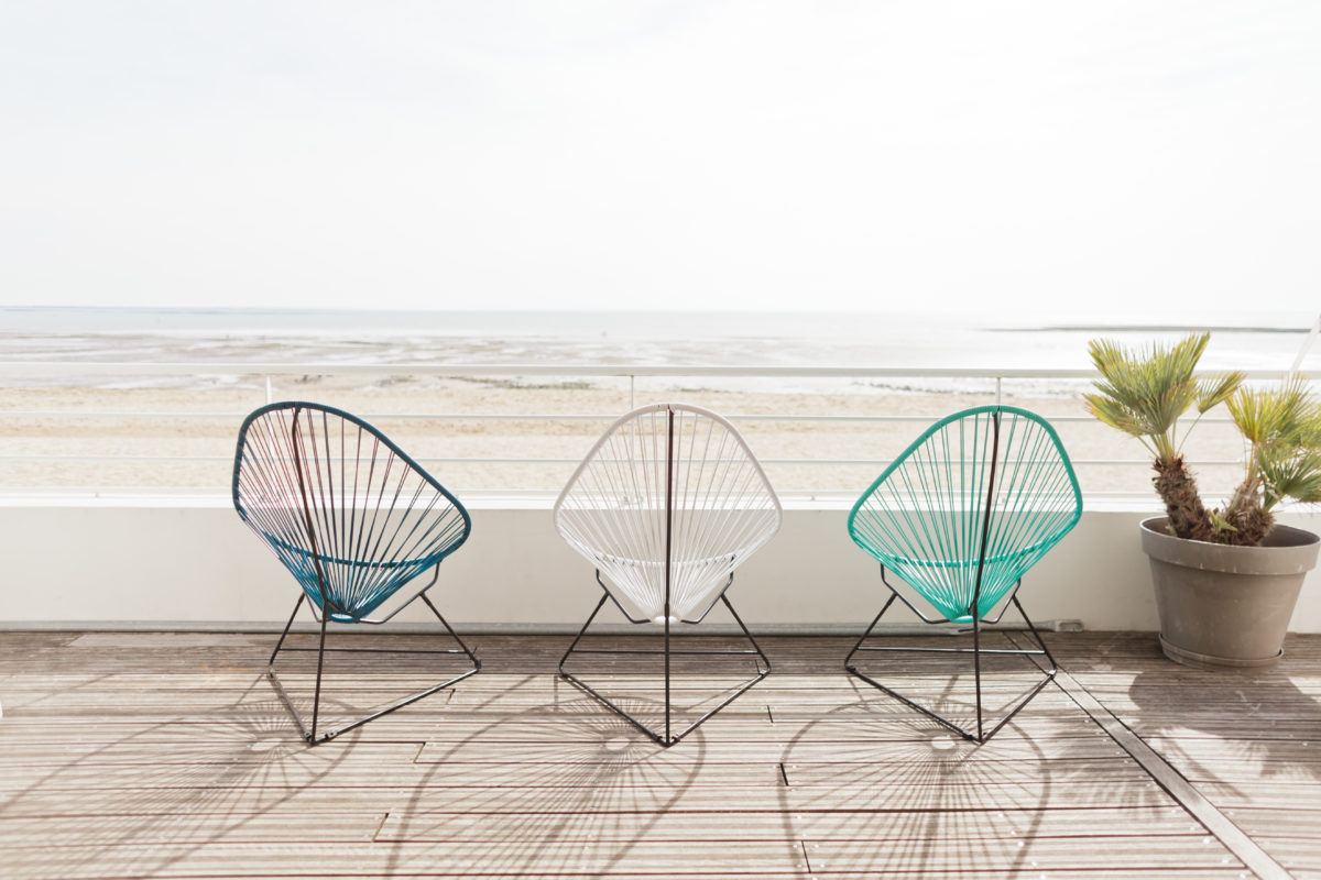 trois fauteuils acapulco face à la mer; agence Parade