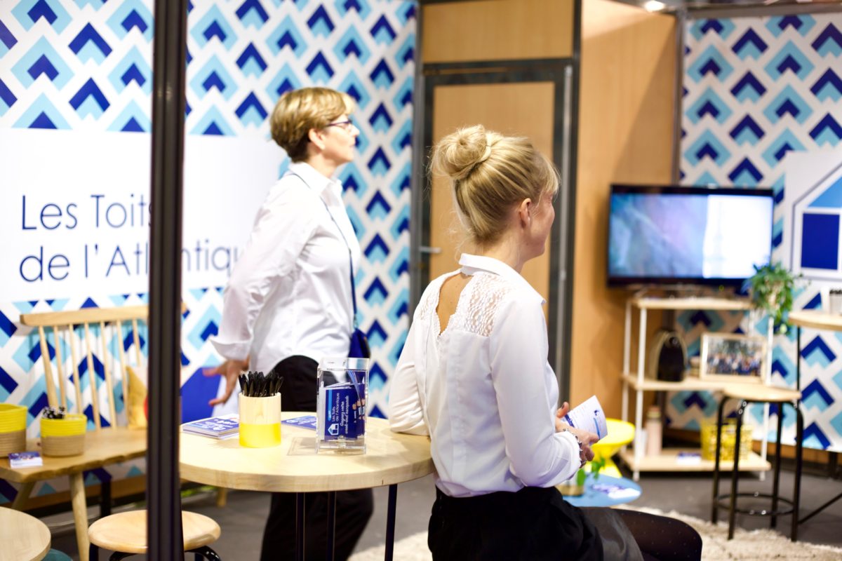 mange-debout en bois, stand professionnel, agence Parade